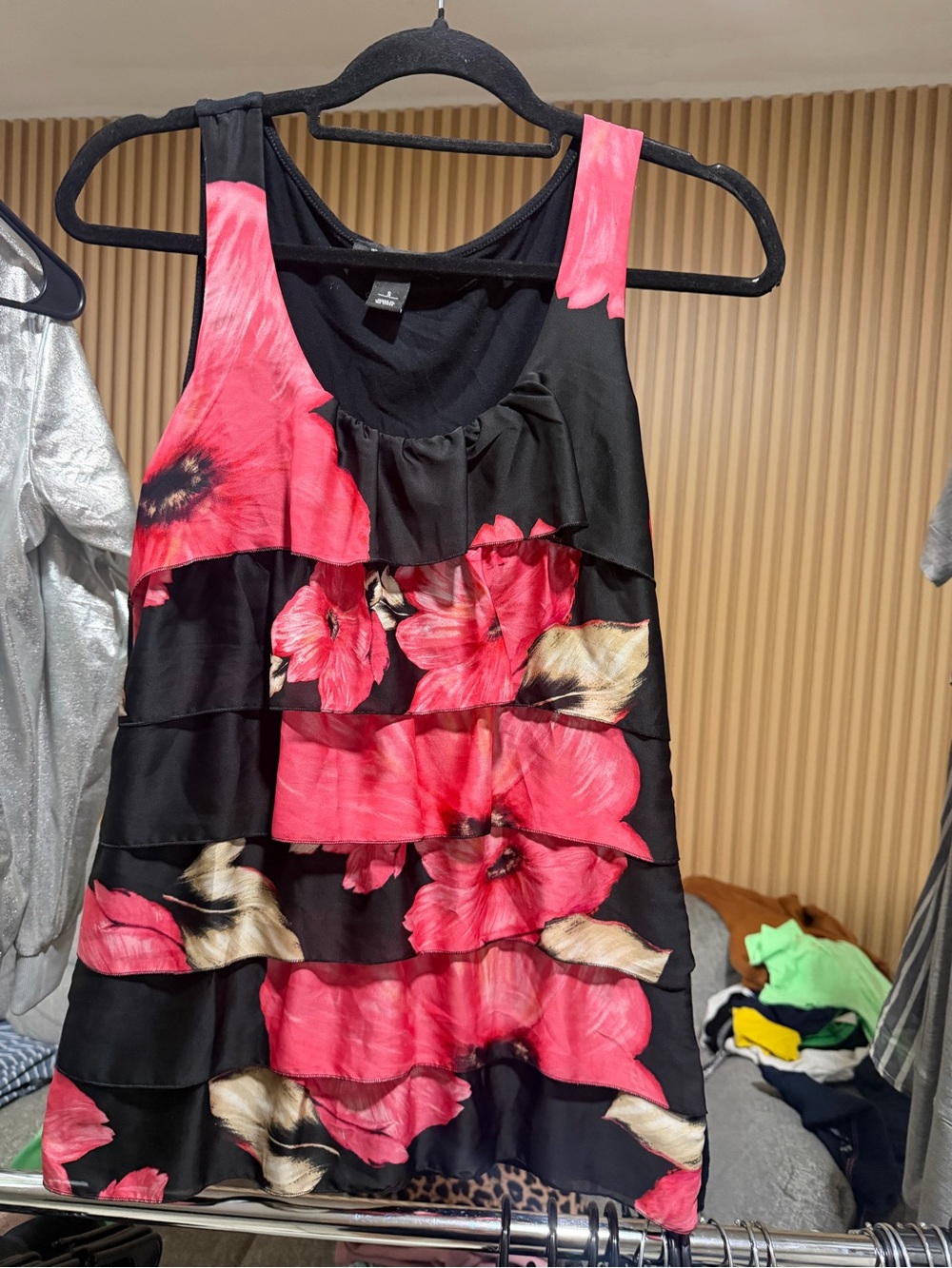 White House Black Market Floral Tiered Black and Pink Sleeveless Blouse S #205